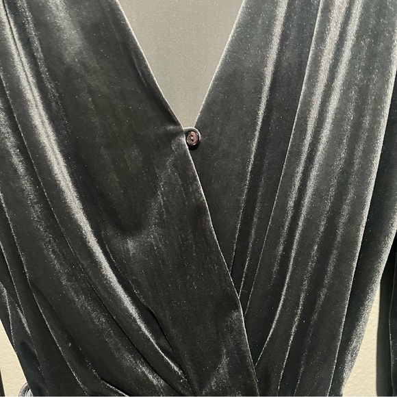 FRAICHE-NWT Gray Velvet Flowy Romper with Belt and Cinched Waist Size L - Picture 3 of 7